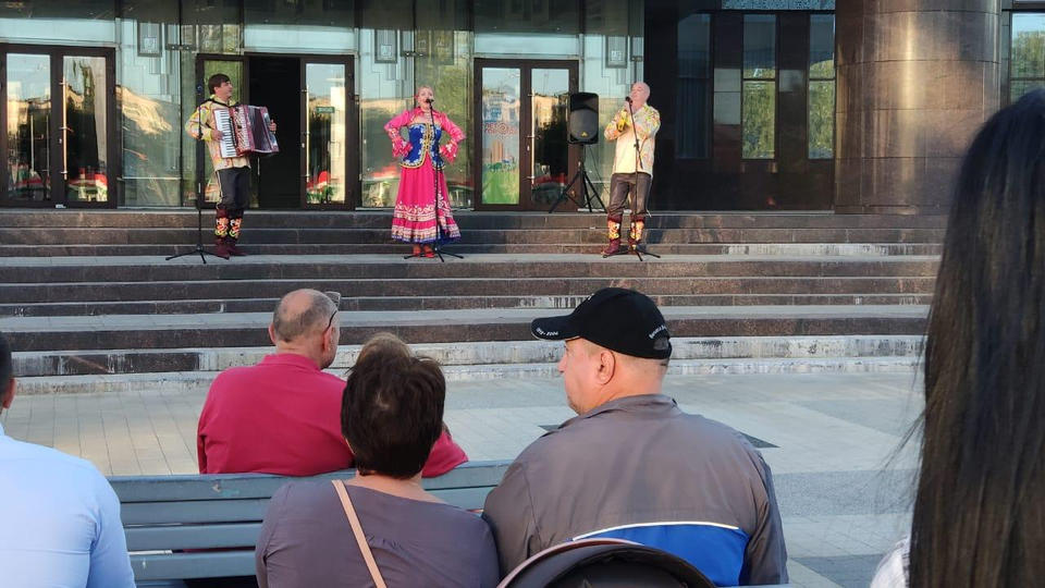 Для пензенцев выступили артисты ансамбля «Вольница» Для пензенцев выступили артисты ансамбля «Вольница»